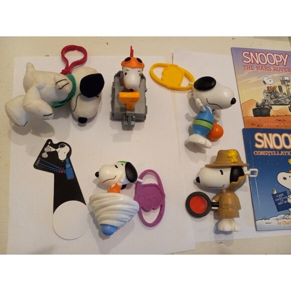 Snoopy McDonalds Happy Meal Toys Assortment of 5 Figures & 2 Books - Picture 15 of 16